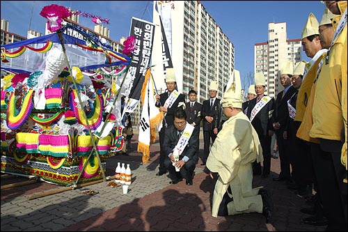 12일 오후 헌법수호 국민행동 열린우리당 광주,전남 결의대회를 마치고 5.18 자유공원에서 16대 국회 장례식을 치르고 있는 당원들. 